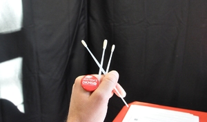 Ujęcie 3 patyczków luzem w dłoni jednego z uczestników.