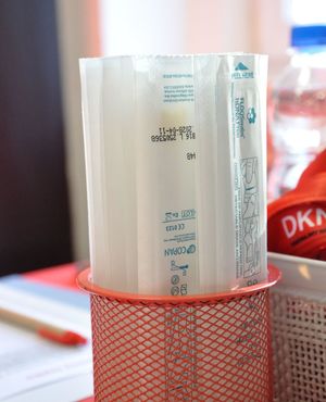 Zapakowane fabrycznie patyczki służące do wymazów.