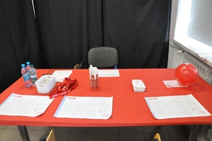 Stół z materiałami Fundacji DKMS.