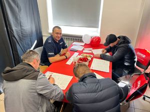 Policjanci wypełniają ankietę przed pobraniem wymazu.