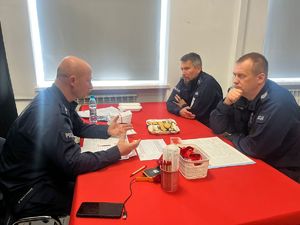 Jeden z organizatorów akcji informuje policjantów o warunkach przystąpienia do akcji.