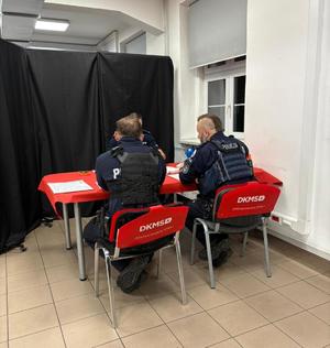 Jeden z organizatorów informuje policjantów o warunkach przystąpienia do akcji.