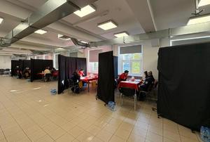 Ujęcie sali, na której stoją boksy, gdzie kwalifikowane są osoby przed pobraniem wymazu.