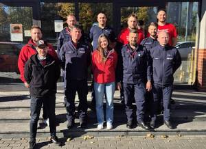 Zdjęcie grupowe na zewnątrz wolontariuszy i organizatorów ze strony Oddziału.