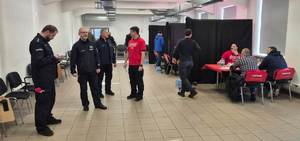 Policjanci w pomieszczeniu, w którym pobierane są wymazy.