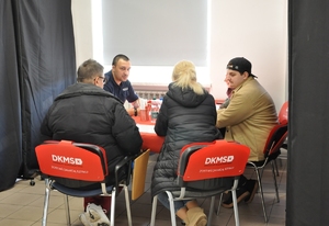 Jeden z organizatorów informuje policjantów o warunkach przystąpienia do akcji.