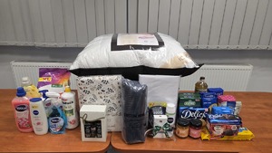 Podarki, które trafiły do potrzebującej rodziny - artykuły spożywcze, chemiczne i przemysłowe.