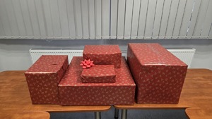 Paczki zapakowane w papier ozdobny.