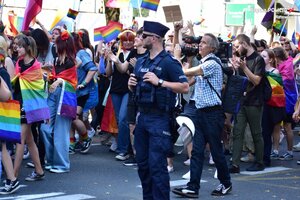 Policjant zabezpiecza zgromadzenie LGBT.