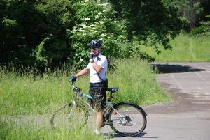 Policjant na rowerze podczas patrolu rowerowego.