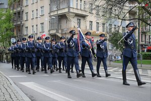 Kompania Honorowa Policji garnizonu śląskiego podczas oficjalnego przemarszu.